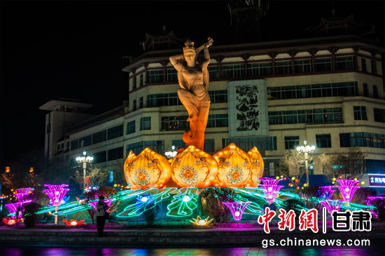 2024年春節(jié)期間，敦煌市中心盤旋路上的反彈琵琶燈組。王斌銀 攝