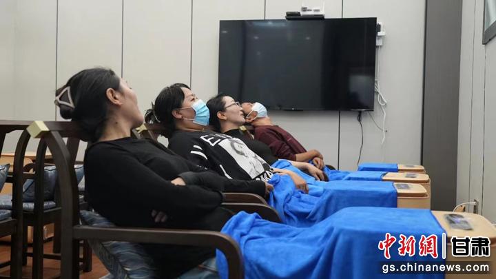 圖為當(dāng)?shù)鼐用耋w驗(yàn)藏醫(yī)院診療。卓瑪草 攝