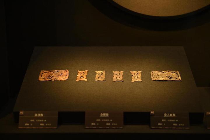 張家川縣馬家塬車輿博物館展陳的馬家塬遺址出土的金項飾、金腰飾、金人畫飾等。李亞龍 攝　　
