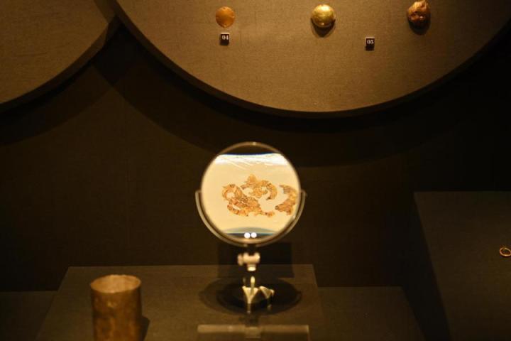 張家川縣馬家塬車輿博物館展陳的馬家塬遺址出土的金飾。李亞龍 攝　