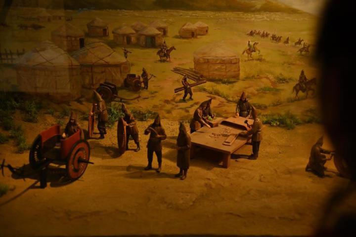 在張家川縣馬家塬車輿博物館展陳的關(guān)于戰(zhàn)國西戎車輿制作過程的模型。李亞龍 攝