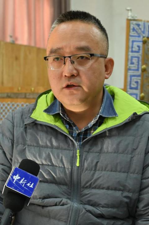 謝焱，甘肅省文物考古研究所副研究館員、考古研究二部主任、田野考古項目負責(zé)人。主持參與了張家川馬家塬戰(zhàn)國西戎墓地、臨潭磨溝齊家文化墓地等20多項考古調(diào)查、發(fā)掘工作，曾獲得中國國家文物局田野考古二、三等獎，“十二五”文物保護科學(xué)和技術(shù)創(chuàng)新二等獎等榮譽。