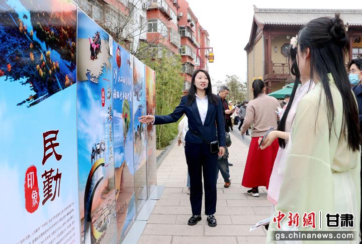 3月下旬，民勤縣在天水啟漢樓廣場舉行推介會，宣傳本地旅游資源和農特優(yōu)產品。圖為工作人員向游客介紹民勤自然風光、歷史文化。馬愛彬 攝