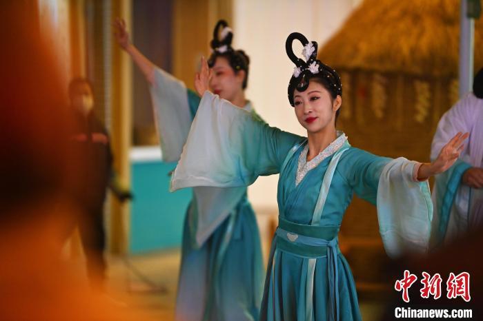 圖為工作人員進(jìn)行舞蹈表演。李亞龍 攝</p><p>