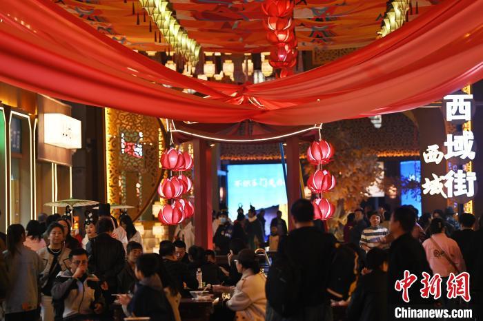 圖為街區(qū)現(xiàn)場游客絡(luò)繹不絕。李亞龍 攝</p><p>