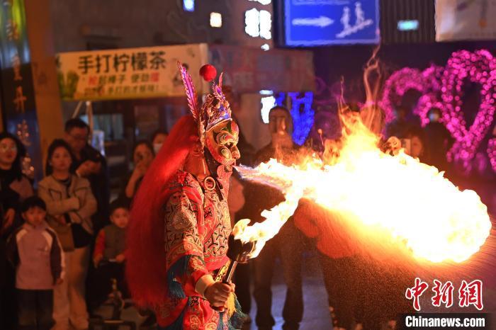 圖為工作人員進(jìn)行雜耍表演。李亞龍 攝</p><p>