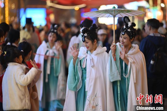 圖為街區(qū)人員著傳統(tǒng)服飾與游人互動。李亞龍 攝</p><p>