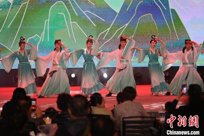 圖為工作人員進(jìn)行舞蹈表演。李亞龍 攝