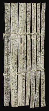 漢簡(jiǎn)《康居王使者冊(cè)》。此簡(jiǎn)記載了西域康居國(guó)使者前來“進(jìn)貢”駱駝，抵達(dá)敦煌遇到不公后反映問題，朝廷受理解決的經(jīng)過。新華社發(fā)（甘肅簡(jiǎn)牘博物館供圖）