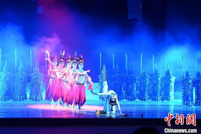2023年2月18日，蘭州歌舞劇院創(chuàng)排的大型舞劇《大夢(mèng)敦煌》?！　【琶赖┰?攝