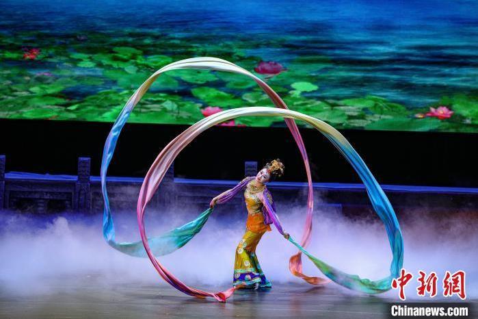 圖為經(jīng)典舞劇《絲路花雨》演出現(xiàn)場(chǎng)。(資料圖) 　甘肅演藝集團(tuán)供圖