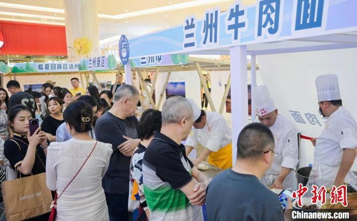 5月11日，“醉美玉如意·感恩幫扶情”甘肅(天津)文創(chuàng)非遺市集和特色美食展示活動在天津舉行。(天津市文旅局供圖)