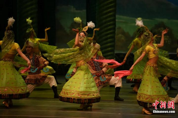 2024年2月23日晚，中國(guó)經(jīng)典舞劇《絲路花雨》在甘肅蘭州演出恭賀新春。李亞龍 攝