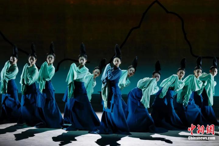 2024年2月29日晚，舞蹈詩劇《只此青綠》在北京上演，多國(guó)駐華使節(jié)和國(guó)際組織代表前來觀賞。韓海丹 攝