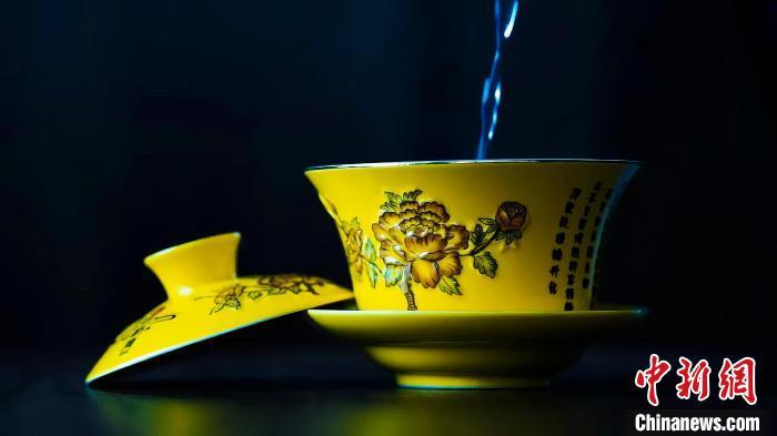 2023年5月，拍攝的臨夏特色茶飲——蓋碗茶。(資料圖)臨夏市融媒體中心供圖