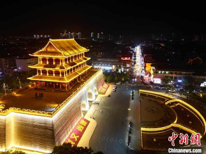 圖為武威市標志性建筑涼州古城門燈光亮起。(無人機照片) 　戴文昌 攝</p><p>