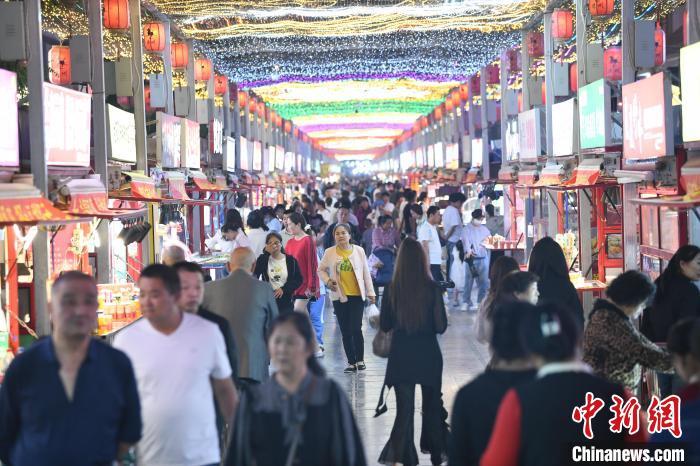 圖為燈光亮起，明清街夜市人氣漸旺?！〈魑牟?攝</p><p>