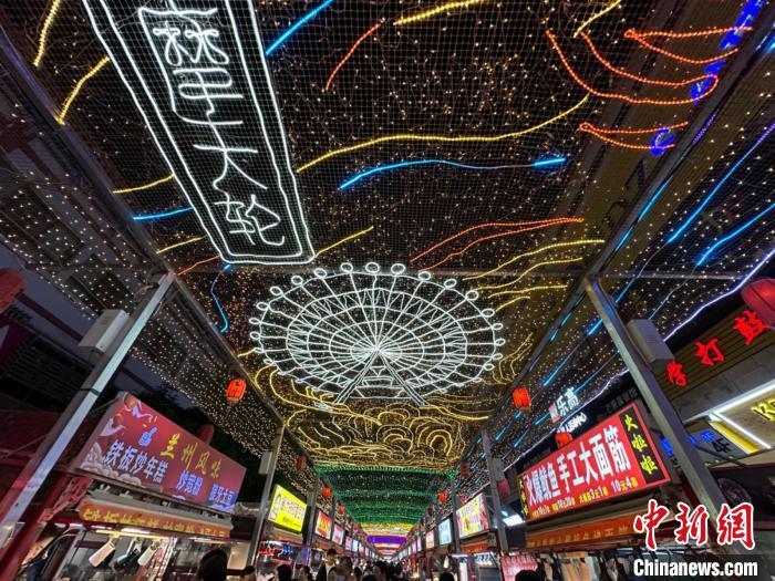 圖為明清街夜市燈光點亮具有武威文化元素的“摩天輪”彩燈?！〈魑牟?攝</p><p>