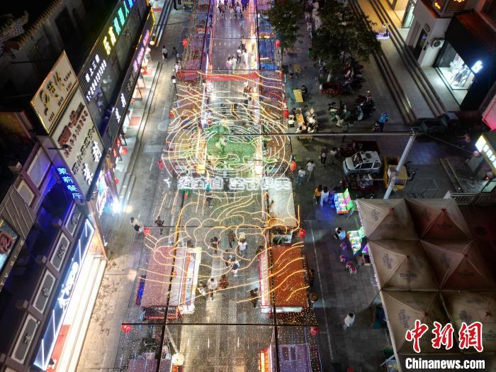 圖為明清街夜市燈光點亮具有武威文化元素的“銅奔馬”彩燈。(無人機照片) 　戴文昌 攝</p><p>