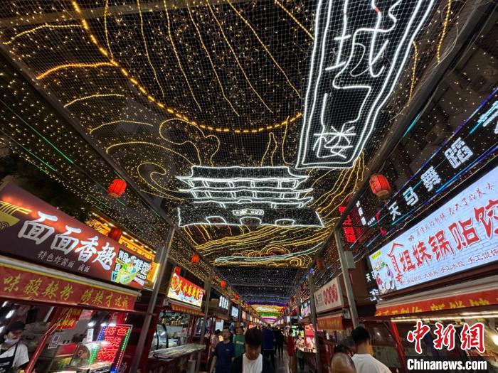 圖為明清街夜市燈光點亮具有武威文化元素的“涼州古城門”彩燈?！〈魑牟?攝</p><p>