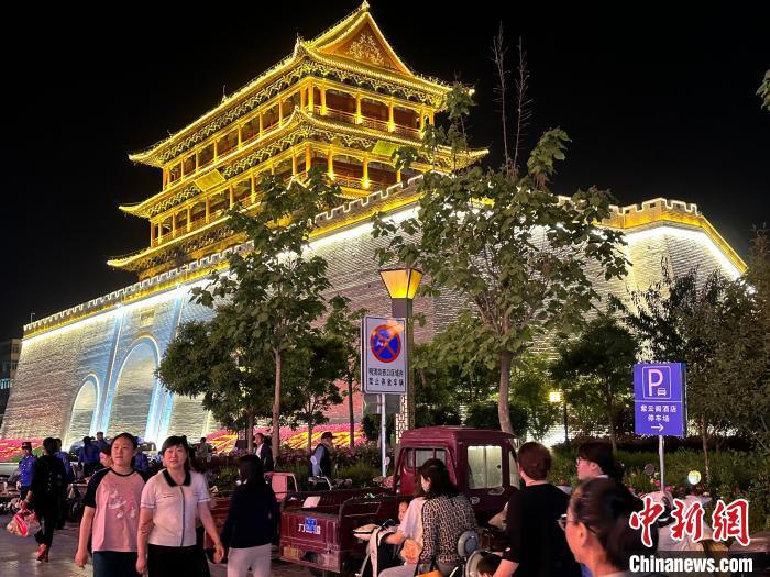圖為夜幕降臨，涼州古城門燈光亮起。　戴文昌 攝
