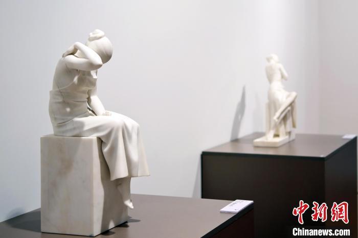 5月21日，在“絲路印跡”雕塑藝術(shù)作品展展出的雕塑作品《聲聲慢·艾艾》。九美旦增 攝</p>
<p>