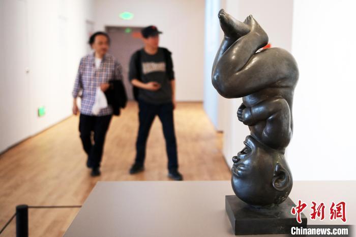 5月21日，觀眾參觀“絲路印跡”雕塑藝術(shù)作品展展出的雕塑作品。九美旦增 攝</p>
<p>