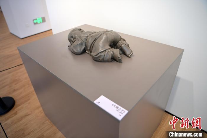 5月21日，在“絲路印跡”雕塑藝術(shù)作品展展出的作品《大地之子》。九美旦增 攝</p>
<p>