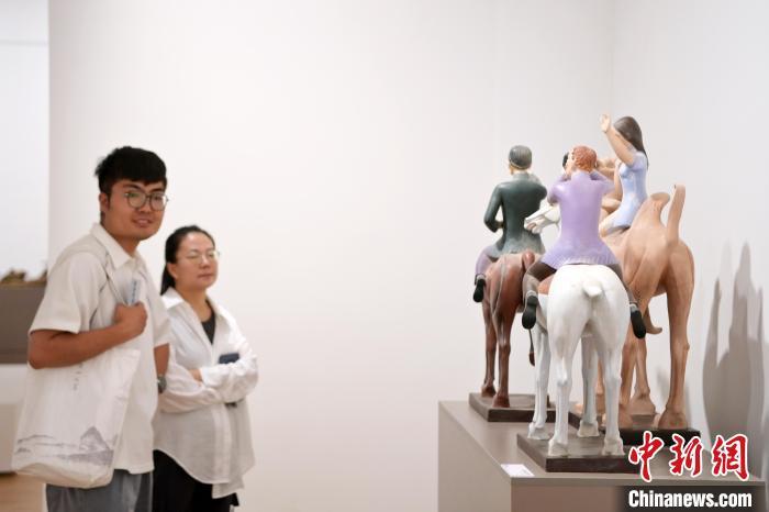 5月21日，觀眾參觀在“絲路印跡”雕塑藝術(shù)作品展展出的雕塑作品《絲路話語》。九美旦增 攝</p>
<p>