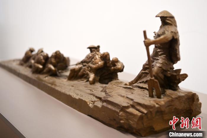 5月21日，在“絲路印跡”雕塑藝術(shù)作品展展出的作品《治水為民·禹德九州》。九美旦增 攝</p>
<p>