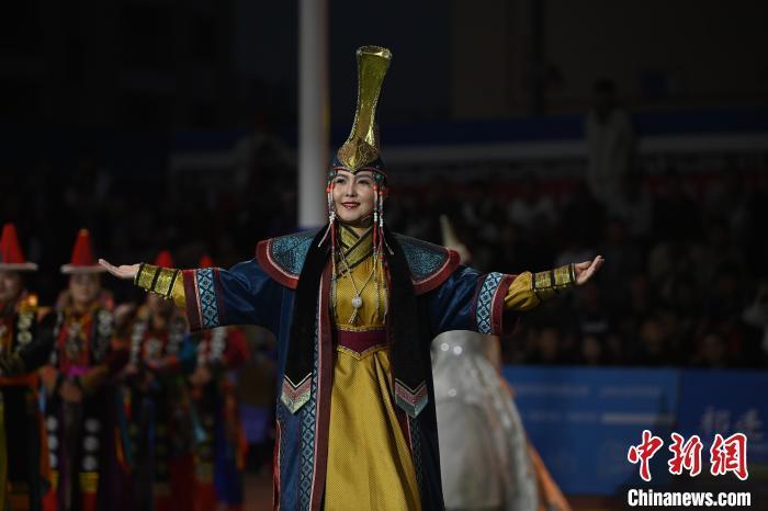 圖為開幕式現(xiàn)場蒙古族服飾秀。李亞龍 攝