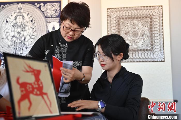 6月6日，在甘肅敦煌青年夜校課程中，青年學員學習敦煌非遺剪紙課程。李亞龍 攝
