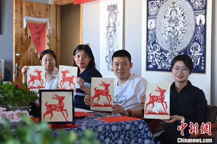 6月6日，在甘肅敦煌青年夜校課程中，青年學員展示學習敦煌非遺剪紙的成果。李亞龍 攝　　