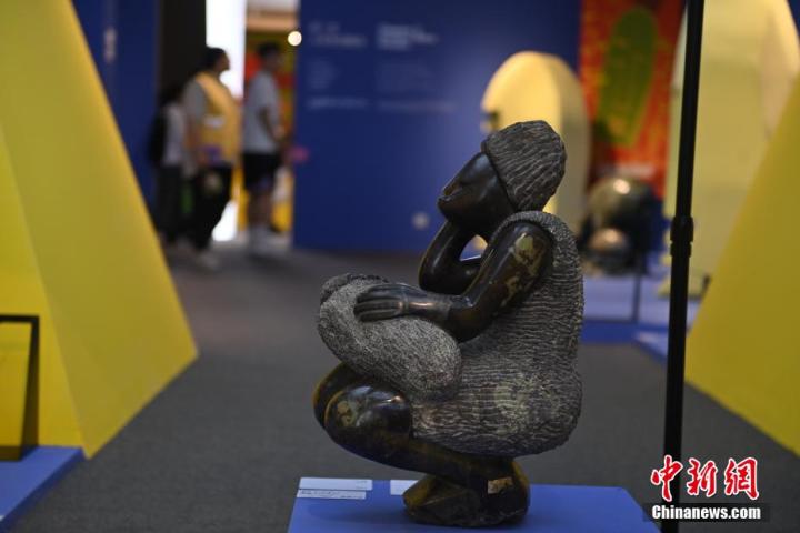 圖為游客參觀藝術(shù)展。中新社記者 李亞龍 攝</p>
<p>