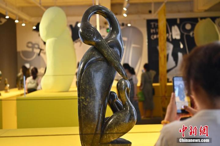 圖為游客拍攝蛇紋石作品《依戀》。中新社記者 李亞龍 攝