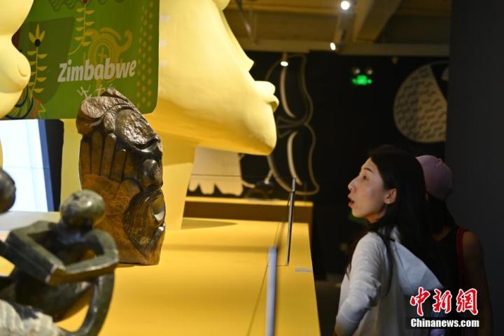 圖為游客參觀藝術(shù)展。中新社記者 李亞龍 攝
