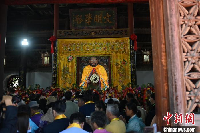 6月21日，2024(甲辰)年公祭中華人文始祖伏羲大典在甘肅天水舉行，來自海峽兩岸及港澳地區(qū)約500人現場共祭中華人文始祖伏羲。中新社記者 李亞龍 攝
