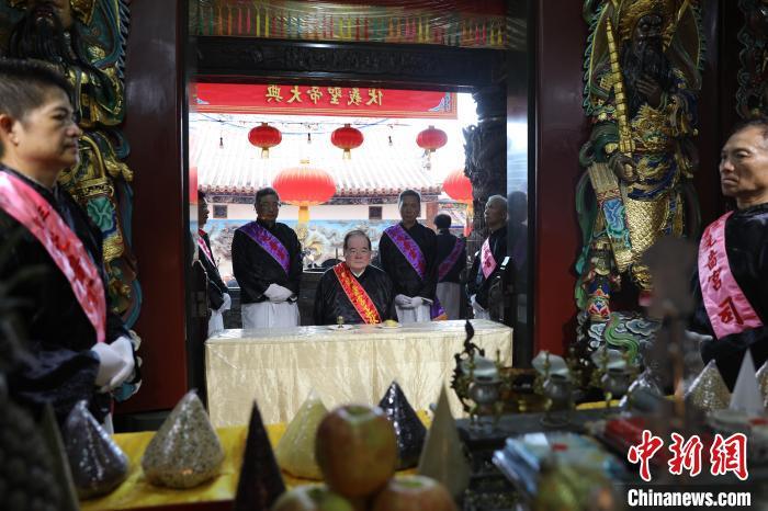6月21日，“2024(甲辰年)兩岸共祭人文始祖伏羲典禮”在臺灣新北舉行。擔任主祭官的先嗇宮董事長、中國國民黨前秘書長李乾龍(中)出席典禮并擔任主祭官。中新社記者 張曉曦 攝