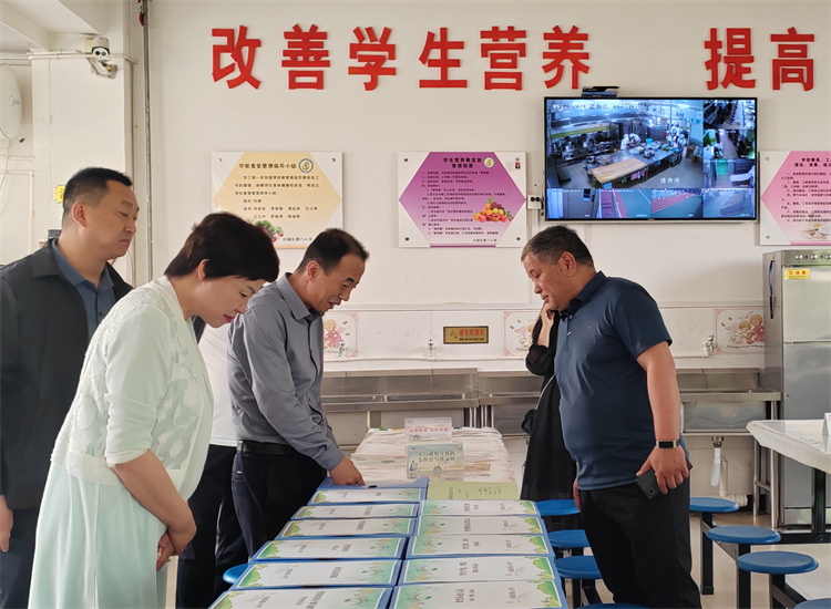 市紀委監(jiān)委扎實推動開展群眾身邊腐敗和作風問題集中整治工作，圖為市紀委監(jiān)委派駐市教育局紀檢監(jiān)察組在白銀區(qū)開展“中小學(xué)校園食品安全和膳食經(jīng)費管理”集中整治工作開展情況督查.jpg
