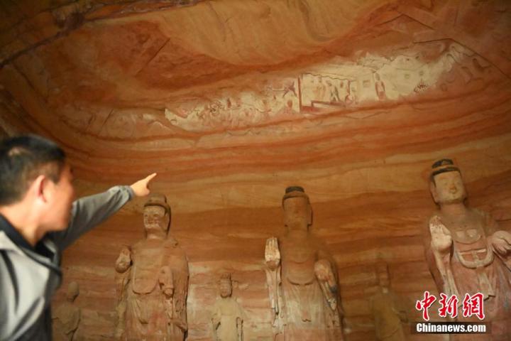 7月15日，甘肅省平?jīng)鍪袥艽h百里石窟長廊中的南石窟寺1號窟內(nèi)，工作人員介紹窟內(nèi)僅存的浮雕——佛傳故事。百里石窟長廊位于涇川縣境內(nèi)，由512個石窟、5眼窟中石井組成，現(xiàn)存王母宮石窟、鳳凰山石窟、南石窟寺、丈八寺石窟、羅漢洞石窟、太山寺石窟等規(guī)模較大的石窟群，還有數(shù)量眾多的小石窟群。南石窟寺開鑿于北魏永平三年，其中1號窟屬于大型七佛窟，七佛高達6米。中新社記者 李亞龍 攝</p>
<p>