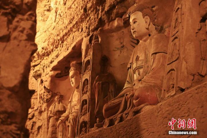 7月15日，甘肅省平?jīng)鍪袥艽h百里石窟長廊中的王母宮石窟造像。百里石窟長廊位于涇川縣境內(nèi)，由512個石窟、5眼窟中石井組成，現(xiàn)存王母宮石窟、鳳凰山石窟、南石窟寺、丈八寺石窟、羅漢洞石窟、太山寺石窟等規(guī)模較大的石窟群，還有數(shù)量眾多的小石窟群。王母宮石窟又名千佛洞，該窟設計宏大，造像生動，窟內(nèi)擁有造像數(shù)百尊，是較為珍貴的佛教文化歷史遺存。中新社記者 李亞龍 攝</p>
<p>