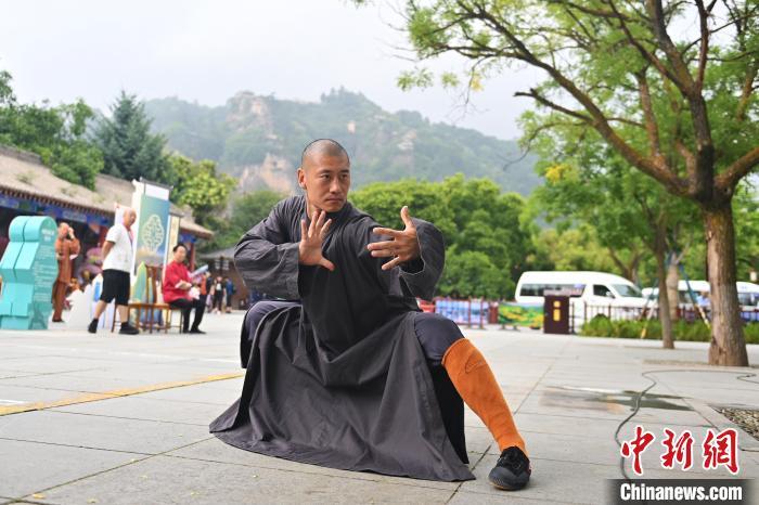 7月14日，甘肅省平涼市崆峒山景區(qū)內，嵩山少林弟子展示武藝。7月13日至14日，“2024年北京體育大學第十五屆國際武術比賽交流大會暨首屆崆峒山國際武術大會”舉行，大會也在崆峒山景區(qū)進行問道崆峒、武術高級研修班、崆峒拜師等系列活動。中新社記者 李亞龍 攝</p>
<p>