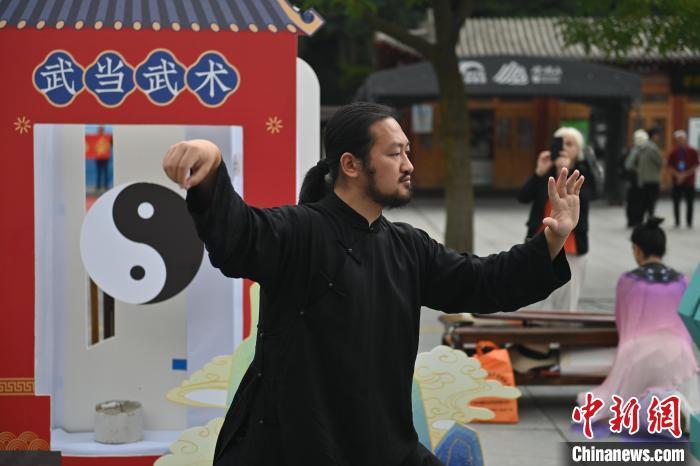 7月14日，甘肅省平涼市崆峒山景區(qū)內，武當玄武派傳承人展示武當武術。7月13日至14日，“2024年北京體育大學第十五屆國際武術比賽交流大會暨首屆崆峒山國際武術大會”舉行，大會也在崆峒山景區(qū)進行問道崆峒、武術高級研修班、崆峒拜師等系列活動。中新社記者 李亞龍 攝</p>
<p>