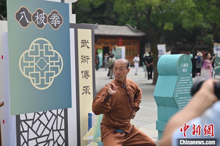 7月14日，甘肅省平涼市崆峒山景區(qū)內，八極拳傳承人展示八極拳。7月13日至14日，“2024年北京體育大學第十五屆國際武術比賽交流大會暨首屆崆峒山國際武術大會”舉行，大會也在崆峒山景區(qū)進行問道崆峒、武術高級研修班、崆峒拜師等系列活動。中新社記者 李亞龍 攝</p>
<p>