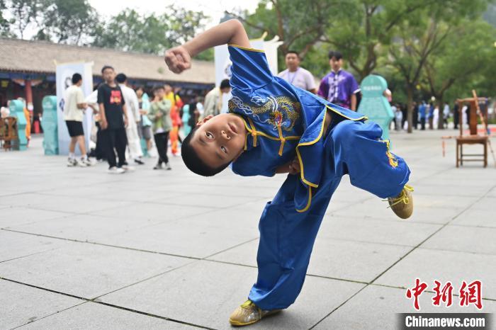 7月14日，甘肅省平涼市崆峒山景區(qū)內，小朋友展示查拳。7月13日至14日，“2024年北京體育大學第十五屆國際武術比賽交流大會暨首屆崆峒山國際武術大會”舉行，大會也在崆峒山景區(qū)進行問道崆峒、武術高級研修班、崆峒拜師等系列活動。中新社記者 李亞龍 攝</p>
<p>