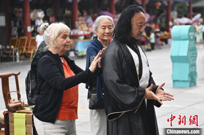 7月14日，甘肅省平涼市崆峒山景區(qū)內，外籍武術愛好者感受青城武術。7月13日至14日，“2024年北京體育大學第十五屆國際武術比賽交流大會暨首屆崆峒山國際武術大會”舉行，大會也在崆峒山景區(qū)進行問道崆峒、武術高級研修班、崆峒拜師等系列活動。中新社記者 李亞龍 攝</p>
<p>