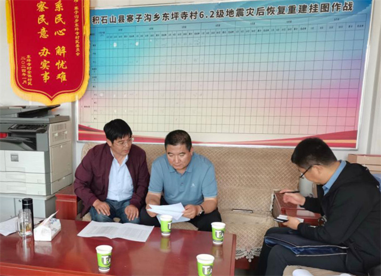 州縣紀委監(jiān)委機關(guān)聯(lián)合督查組對下沉干部 、駐村干部 、包村組長、村干部 “四級”干部履職到崗情況，以及工作日志和民情臺賬、訴求臺賬進行日常監(jiān)督檢查，壓實工作責任。.jpg