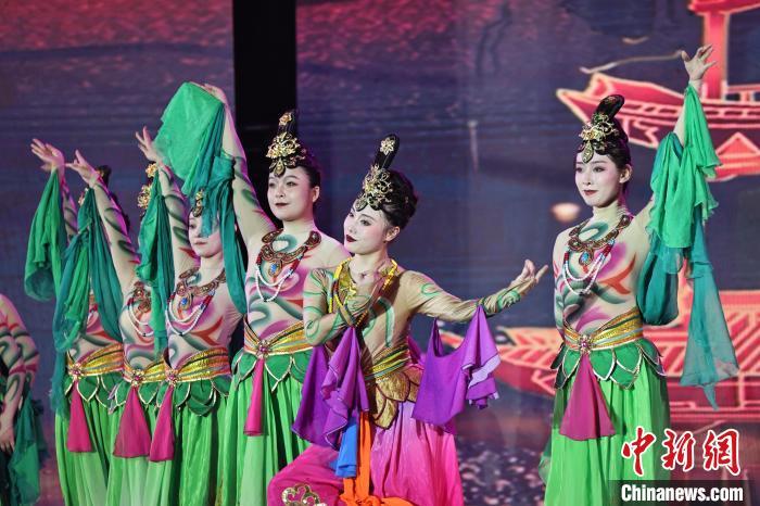 7月19日晚，第五屆黃河之濱文藝展演在蘭州體育文化廣場(chǎng)開(kāi)幕。圖為開(kāi)幕式演出敦煌舞蹈。張曦予 攝