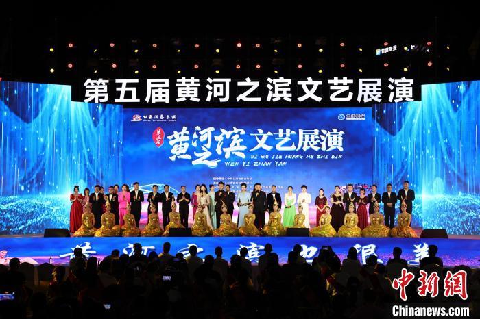 7月19日晚，第五屆黃河之濱文藝展演在蘭州體育文化廣場(chǎng)開(kāi)幕。張曦予 攝