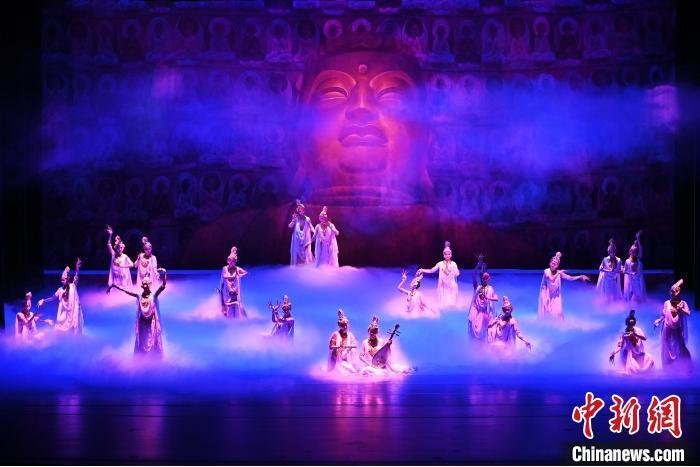 7月18日晚，中國(guó)經(jīng)典舞劇《絲路花雨》在甘肅蘭州黃河劇院進(jìn)行演出。中國(guó)經(jīng)典舞劇《絲路花雨》迎來(lái)45周年，7月17日-8月4日在蘭州開(kāi)啟為期多天的駐場(chǎng)演出。該舞劇取材于敦煌莫高窟壁畫(huà)，集中國(guó)霓裳羽衣舞、敦煌舞、印度舞、黑巾舞、波斯馬鈴舞等于一身，自1979年演出至今，該劇先后在40多個(gè)國(guó)家和地區(qū)演出近4000場(chǎng)，觀眾550多萬(wàn)人次。中新社記者 李亞龍 攝</p>
<p>